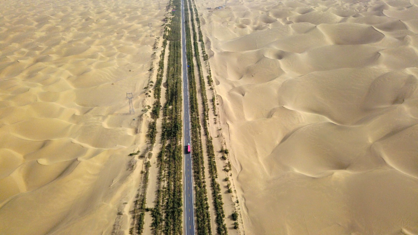 Highway in northwest China's dessert drives economy, lifts environment