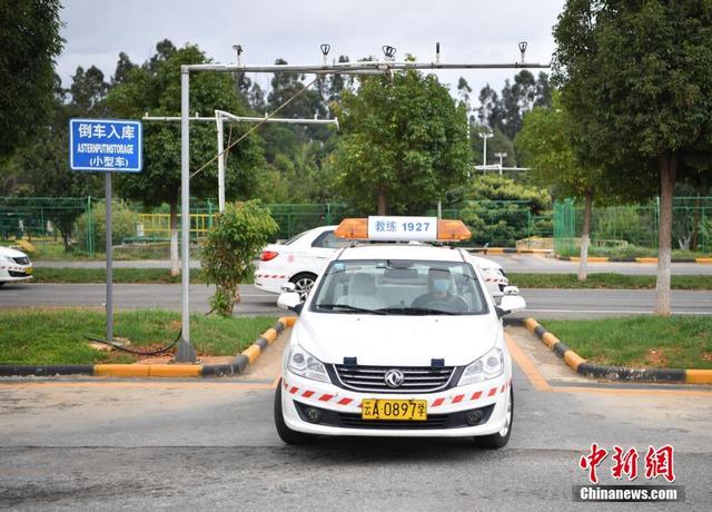 Driving school in SW China’s Yunnan launches smart training center