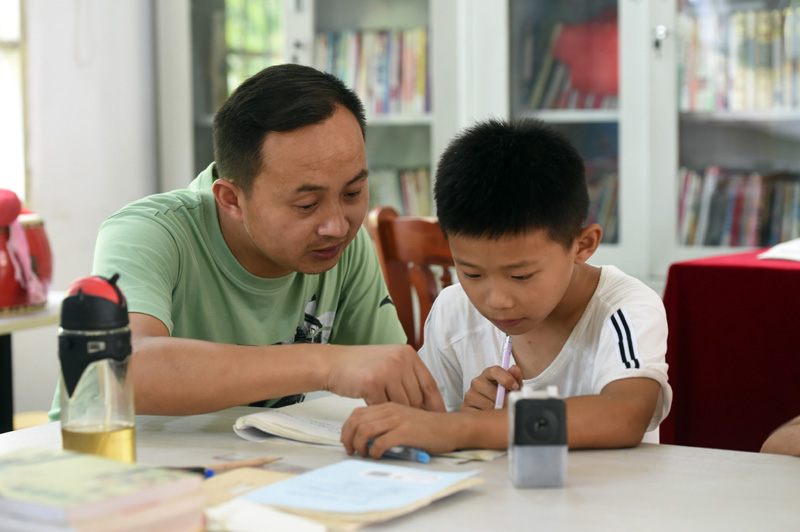 School in E. China’s Anhui arranges special classroom for children evacuated from flood areas