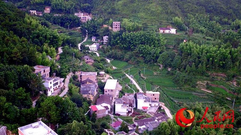 Mountain village in east China builds roads out of poverty