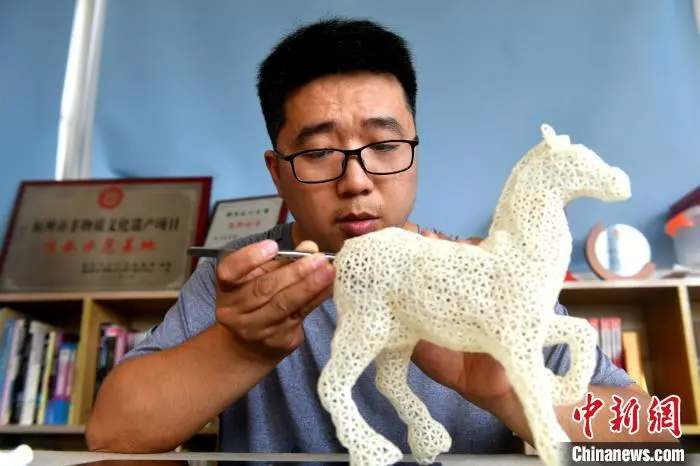 Post-80s man revives Chinese folk art, creates artworks out of rice grains