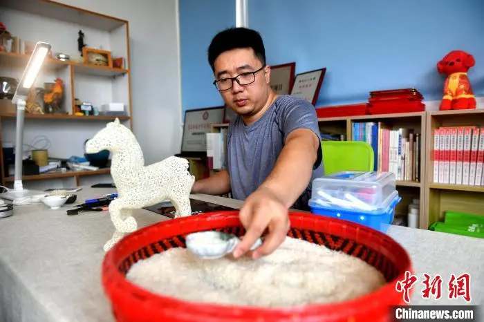 Post-80s man revives Chinese folk art, creates artworks out of rice grains