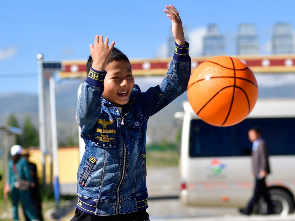 Villagers enjoy better lives in Qinghai after moving to poverty-relief relocation site