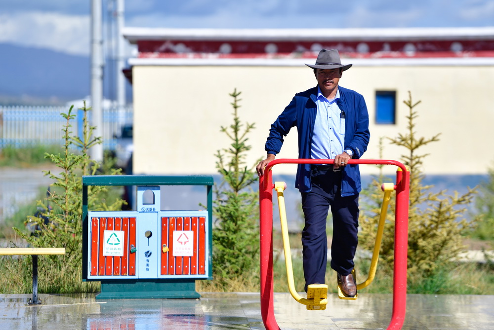 Villagers enjoy better lives in Qinghai after moving to poverty-relief relocation site