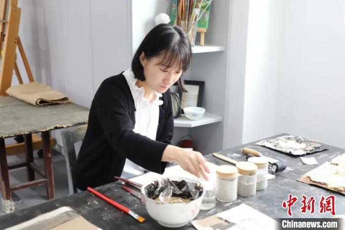 Post-90s girl keeps traditional lacquer craft alive in E China’s Zhejiang