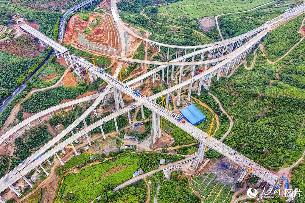 China-Laos railway grand bridge completes closure over Nanxi River