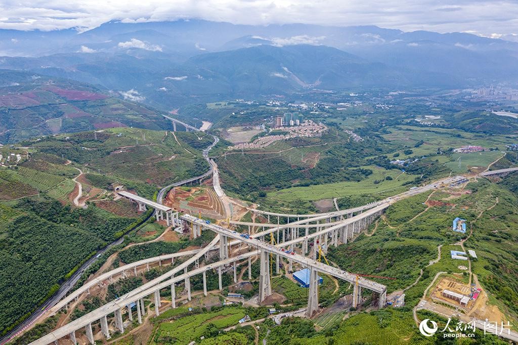 China-Laos railway grand bridge completes closure over Nanxi River