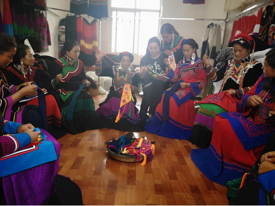 Women of Yi ethnic group in SW China embrace better life by making embroideries