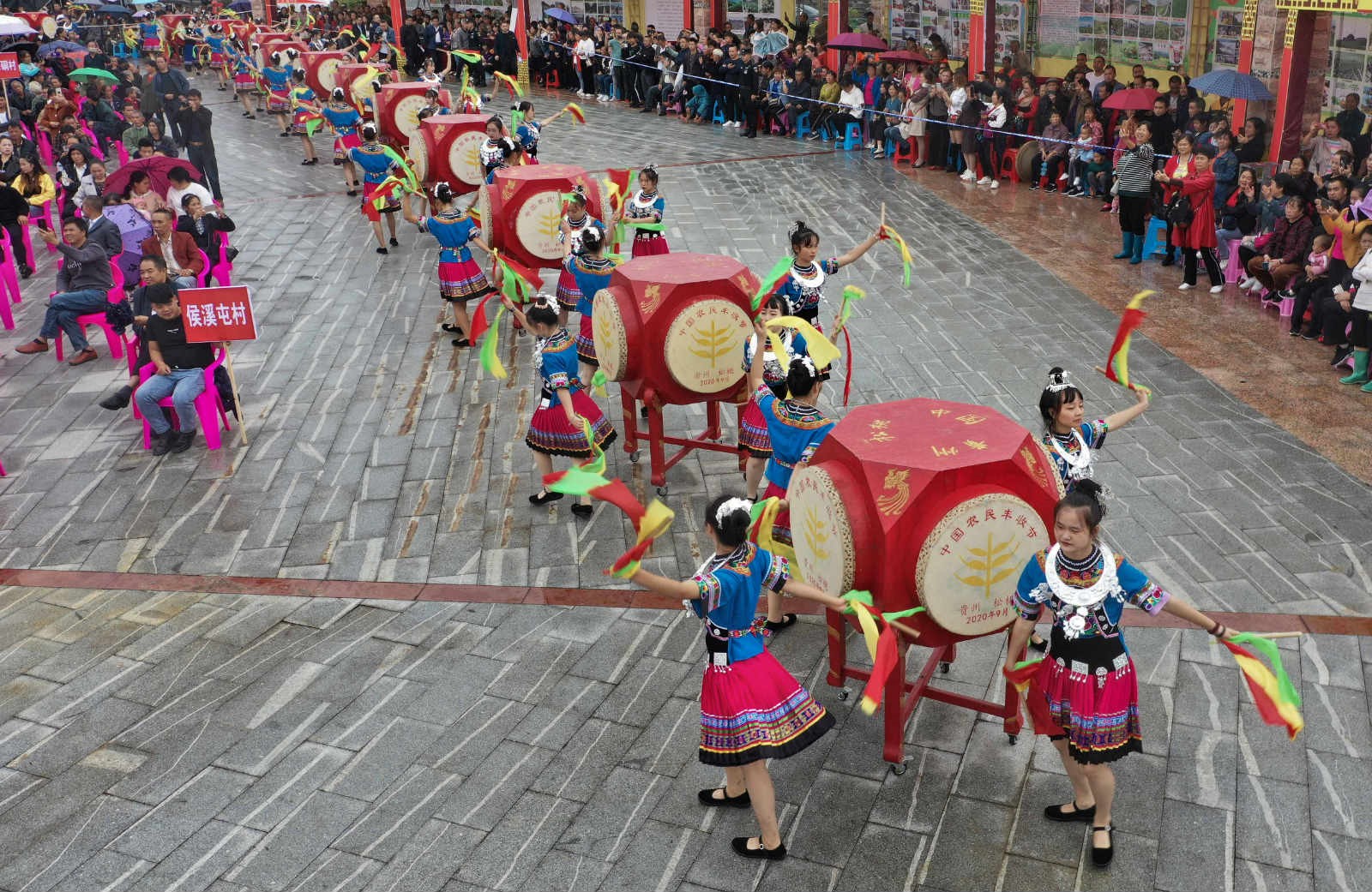 Chinese farmers celebrate harvest, embrace moderately prosperous society in all respects