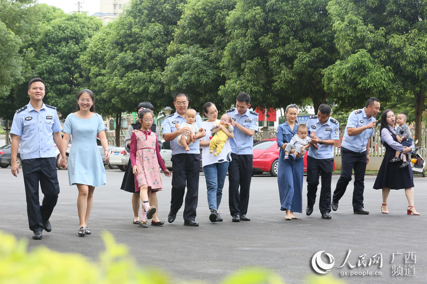 China's border police reunite with their families to celebrate Mid-Autumn Festival, National Day