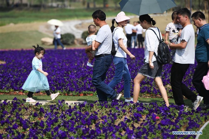 People enjoy National Day holiday across China