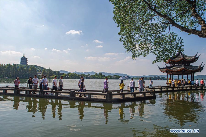 People enjoy National Day holiday across China