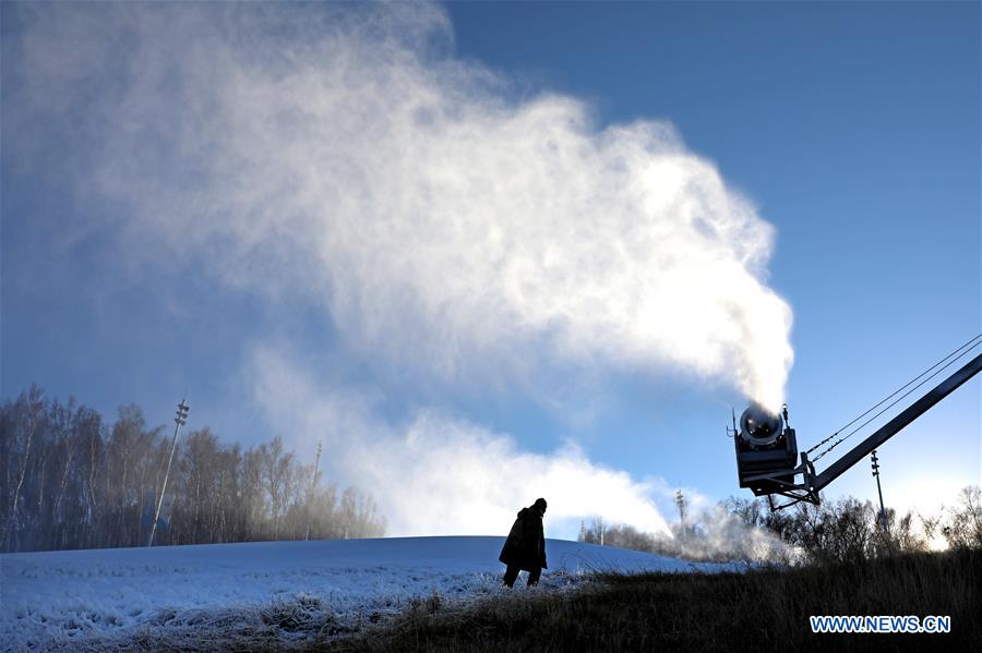 Ski fields in Hebei getting ready for skiing season as temperature drops