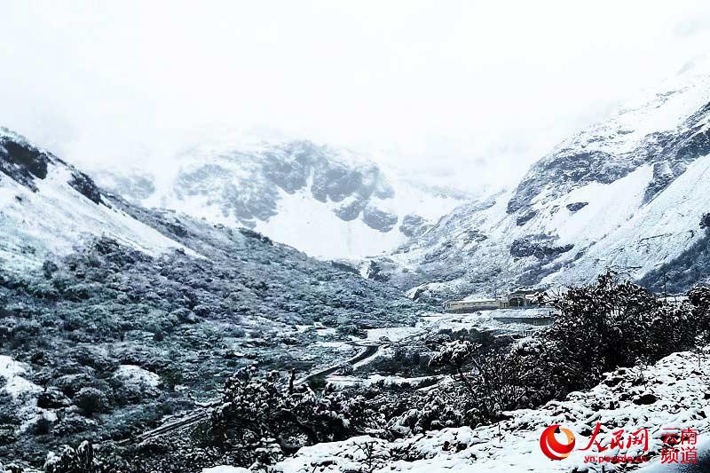 The Shangrila segment of the Xiangdao Highway becomes a wonderland filled with snowflakes dancing in the air, Oct. 21, 2020.   (Photo/Zhang Kunhong)