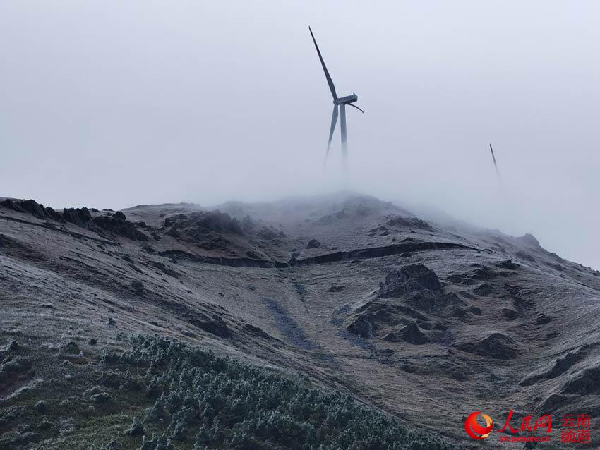  Dahai Township of Qujing city, 3,000 meters above sea level, witnesses its first icicles of this year. Along the road to Dahaicao Mountain, guardrails, grasses and branches are frozen by the unexpected icicles, prompting people to take photos from their cars, Oct. 21, 2020.   (Photo/He Guichang)