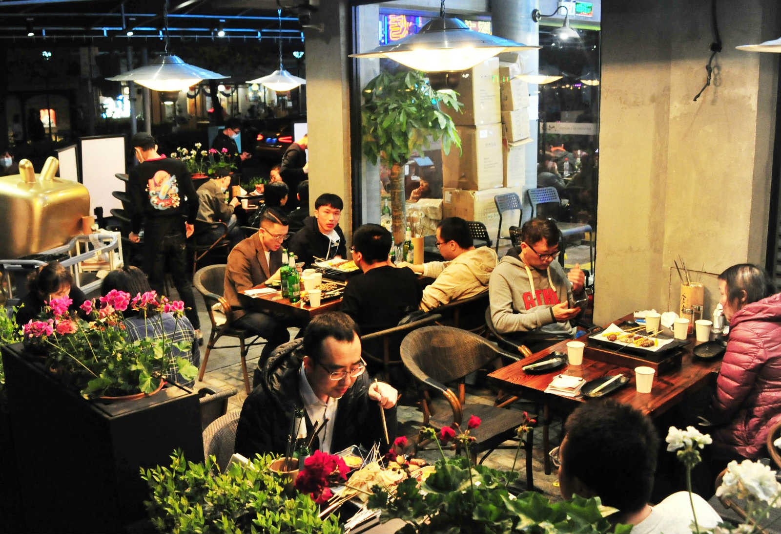 China’s catering revenue sees first positive growth of this year