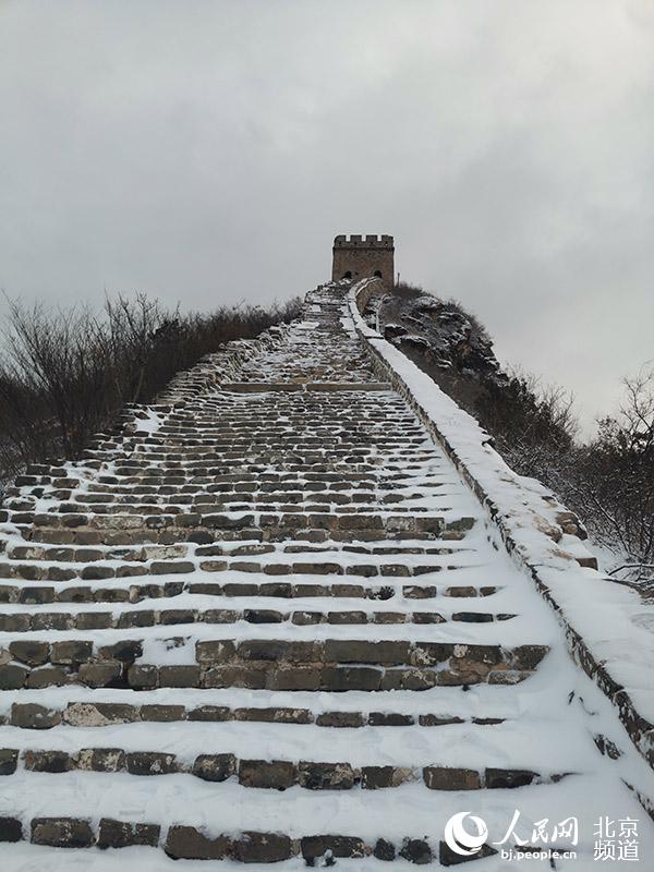 Beijing's Gubei Water Town ushers in first snowfall of winter