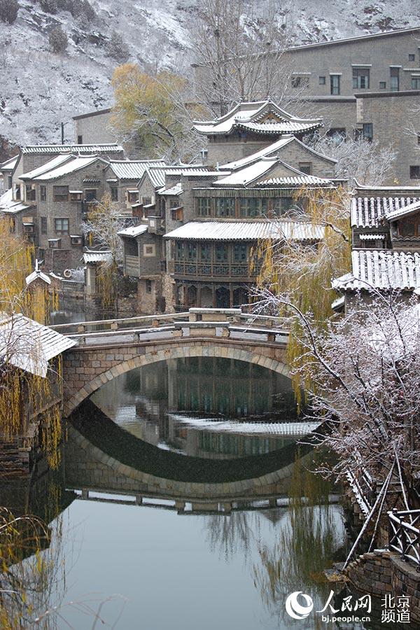 Beijing's Gubei Water Town ushers in first snowfall of winter