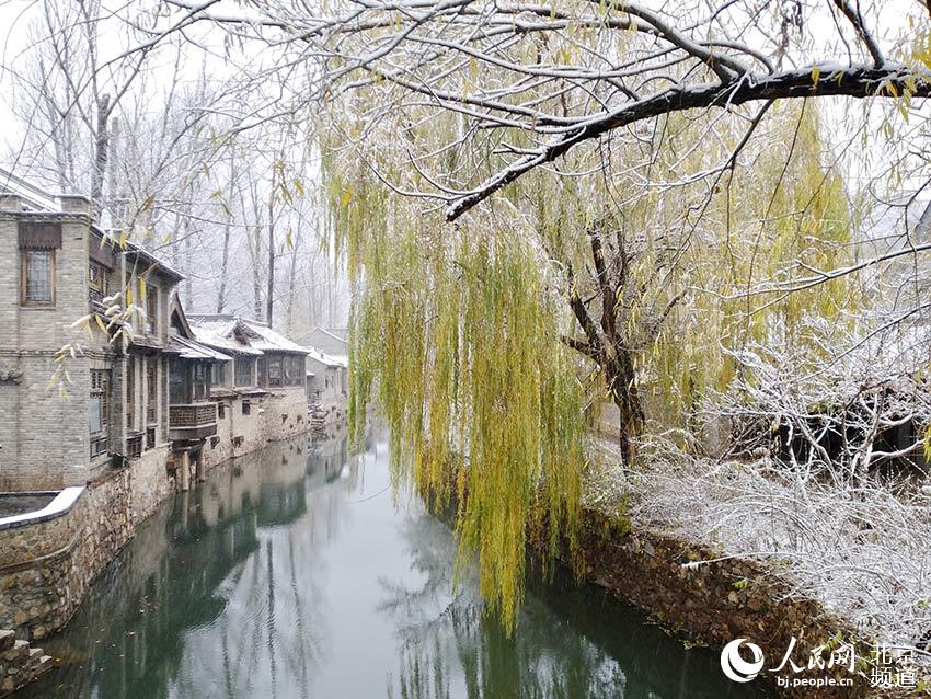 Beijing's Gubei Water Town ushers in first snowfall of winter