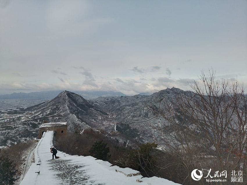 Beijing's Gubei Water Town ushers in first snowfall of winter