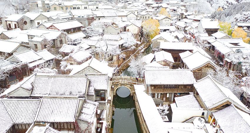 Beijing's Gubei Water Town ushers in first snowfall of winter