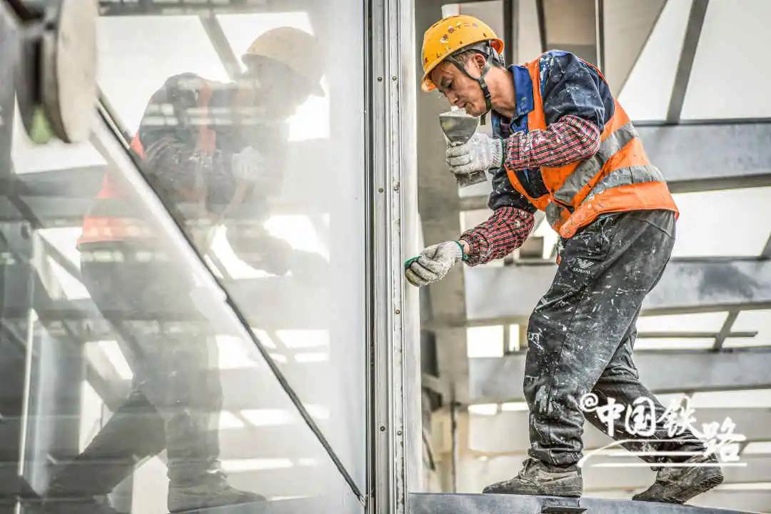 Xiong’an Railway Station along Beijing-Xiong’an intercity railway nears completion