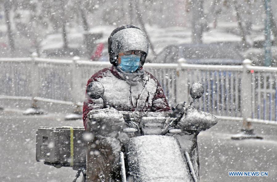 Yantai in E China sees first snow of this winter