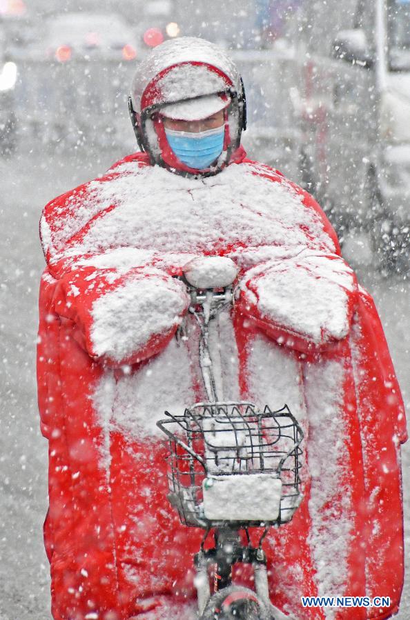 Yantai in E China sees first snow of this winter