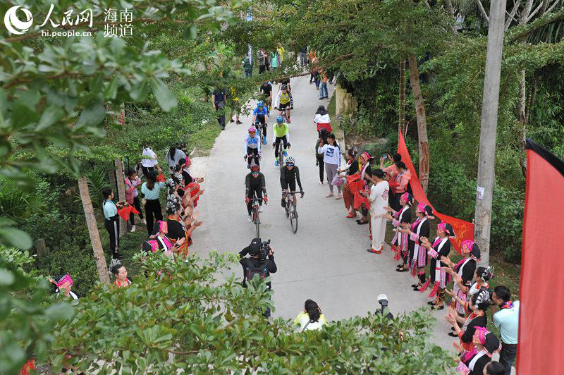 Ethnic minority village holds activities to promote tourism in Hainan