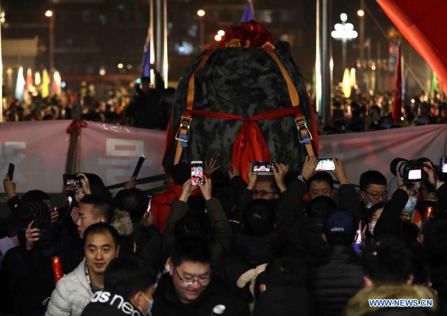 People celebrate the arrival of the return capsule of China''s Chang''e-5 probe at China Academy of Space Technology in Beijing, capital of China, Dec. 17, 2020. The capsule was airlifted to Beijing on Thursday night, and the moon samples will be delivered to the research team for analysis and study. (Xinhua/Jin Liwang)