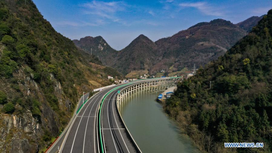 Highway linking Ankang City, Langao County opens to traffic