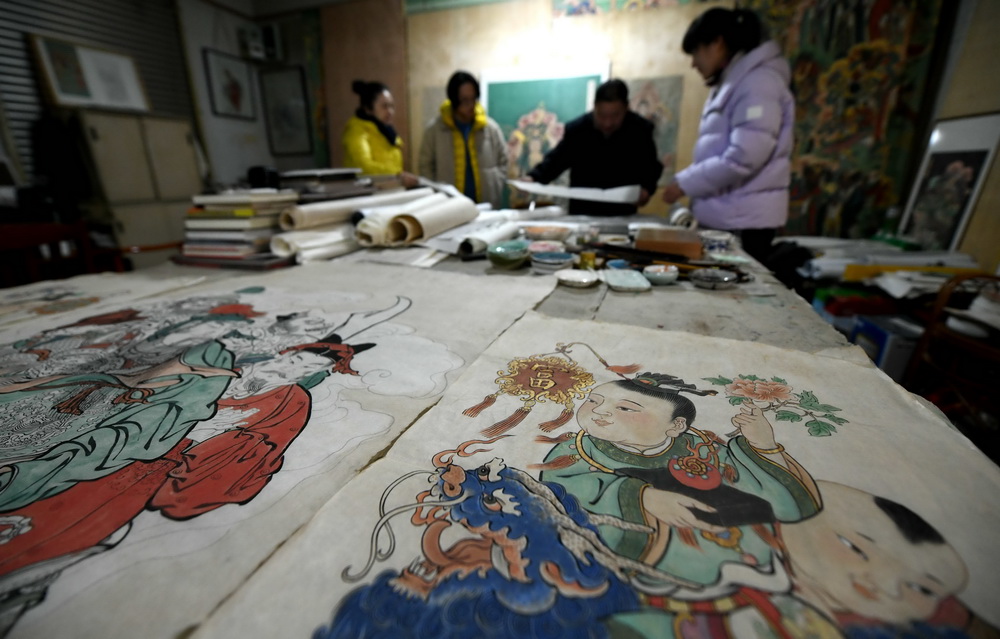 Chinese folk painter promotes ancient mural painting techniques