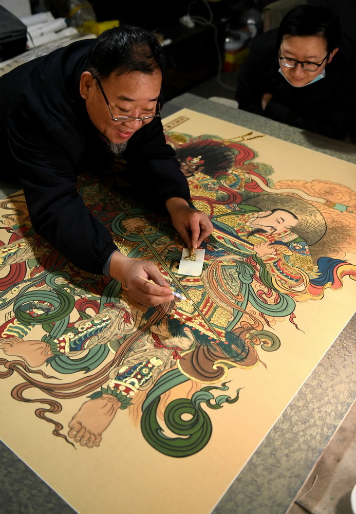 Chinese folk painter promotes ancient mural painting techniques