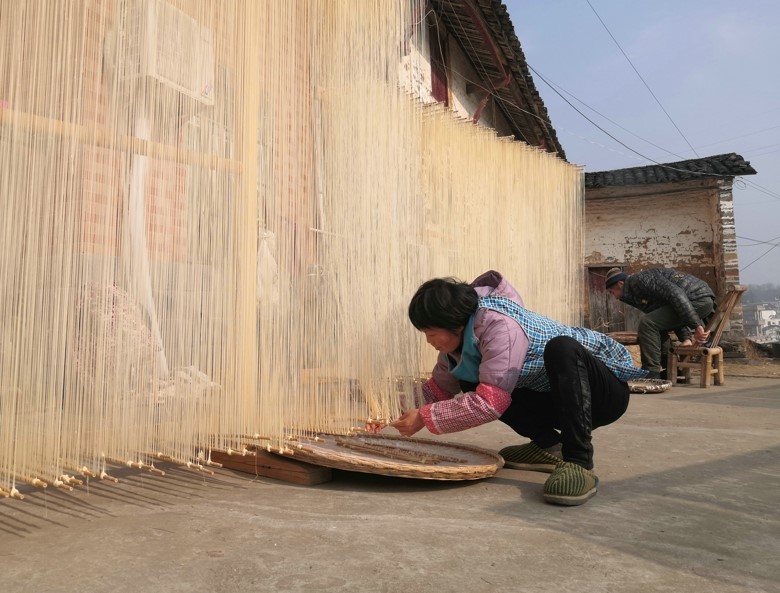 Mountainous county in E China lifts residents out of poverty by improving infrastructure and developing characteristic industries