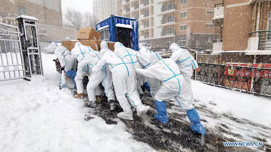 Anti-epidemic volunteers deliver supplies in Dalian Ocean University