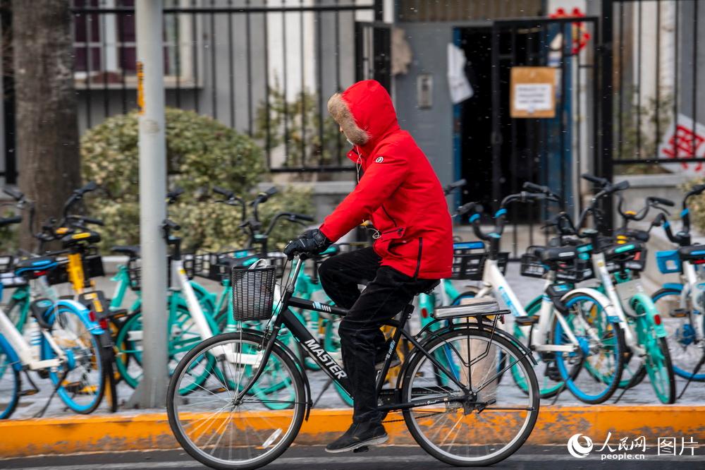 Beijing embraces first snow of 2021