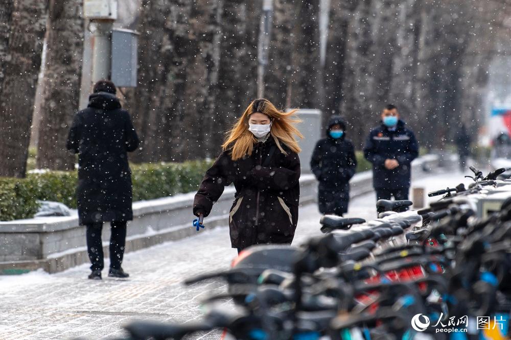 Beijing embraces first snow of 2021