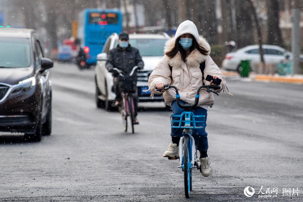 Beijing embraces first snow of 2021