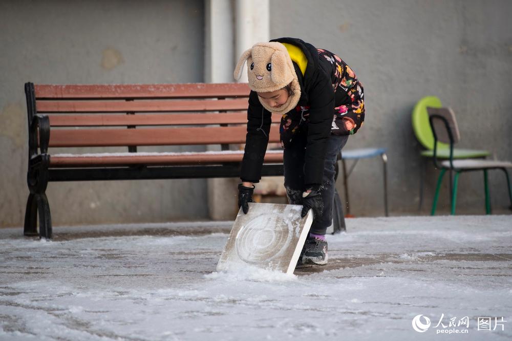 Beijing embraces first snow of 2021