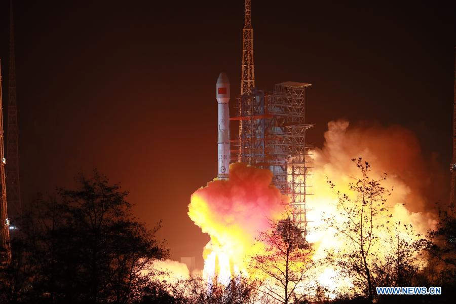 A Long March-3B carrier rocket carrying the Tiantong 1-03 satellite blasts off from the Xichang Satellite Launch Center in southwest China''s Sichuan Province, Jan. 20, 2021. China successfully launched a new mobile telecommunication satellite from the Xichang Satellite Launch Center in southwest China''s Sichuan Province on Wednesday. The Tiantong 1-03 satellite was launched at 00:25 a.m. (Beijing Time) by a Long March-3B carrier rocket and entered the planned orbit successfully. (Photo by Guo Wenbin/Xinhua)