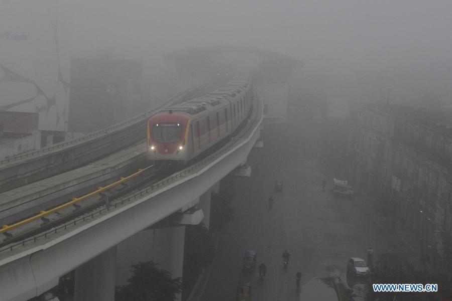 Heavy fog hits Lahore, Pakistan