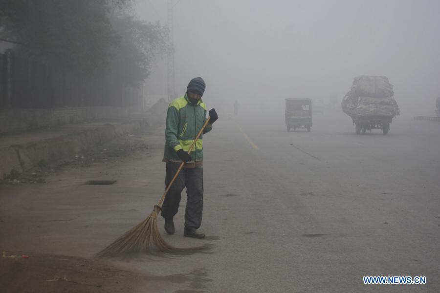 Heavy fog hits Lahore, Pakistan