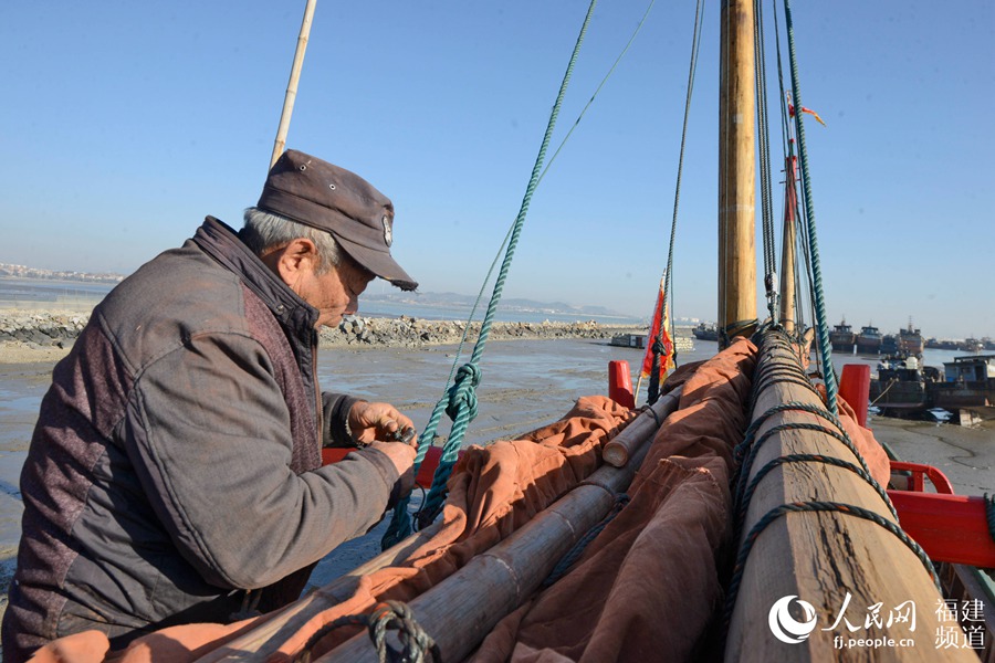 Full-size replica of ancient Chinese boat completes sea trial in SE China