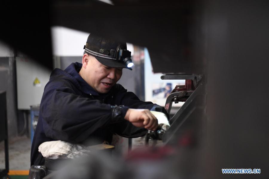 Technicians maintain trains at workshop to prepare for Spring Festival travel rush