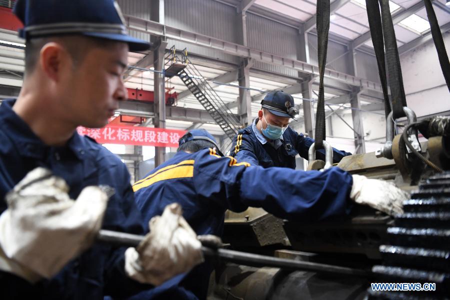 Technicians maintain trains at workshop to prepare for Spring Festival travel rush