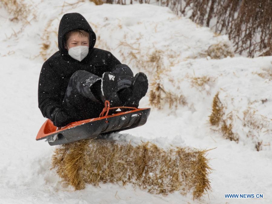 Winter storm hits U.S. Chicago area