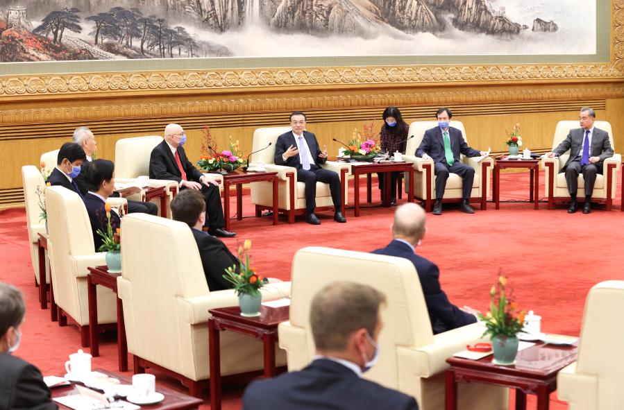 Chinese premier holds symposium with foreign experts in China