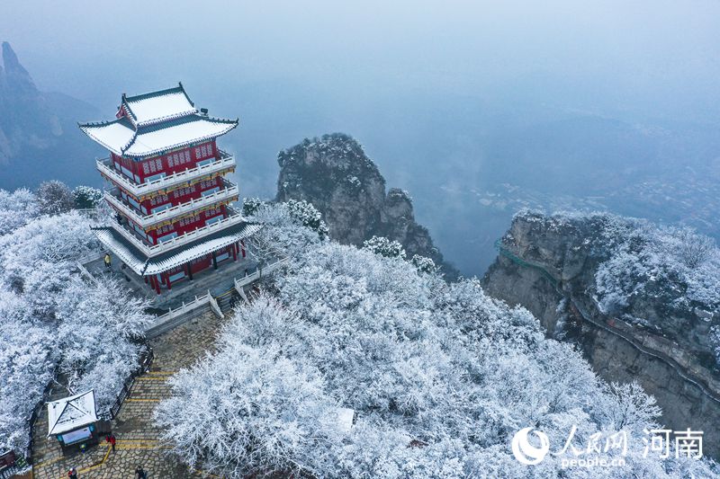 White snow turns Yuntai Mountain into fairyland