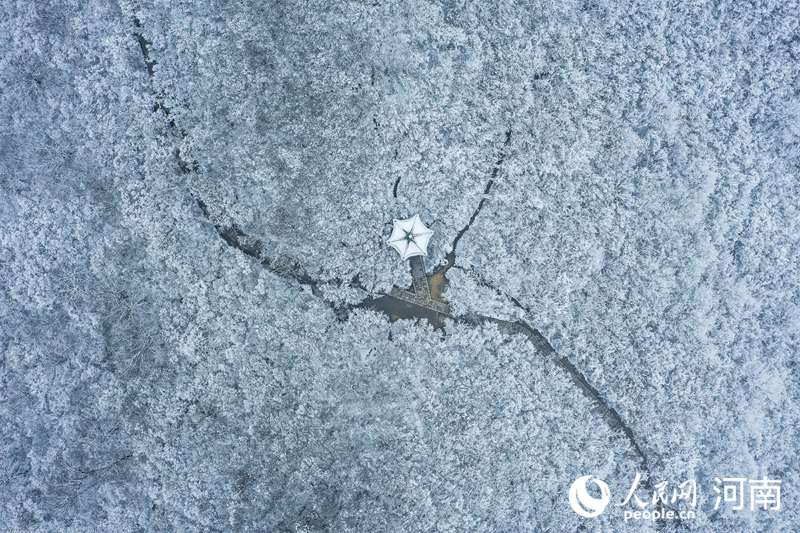 White snow turns Yuntai Mountain into fairyland