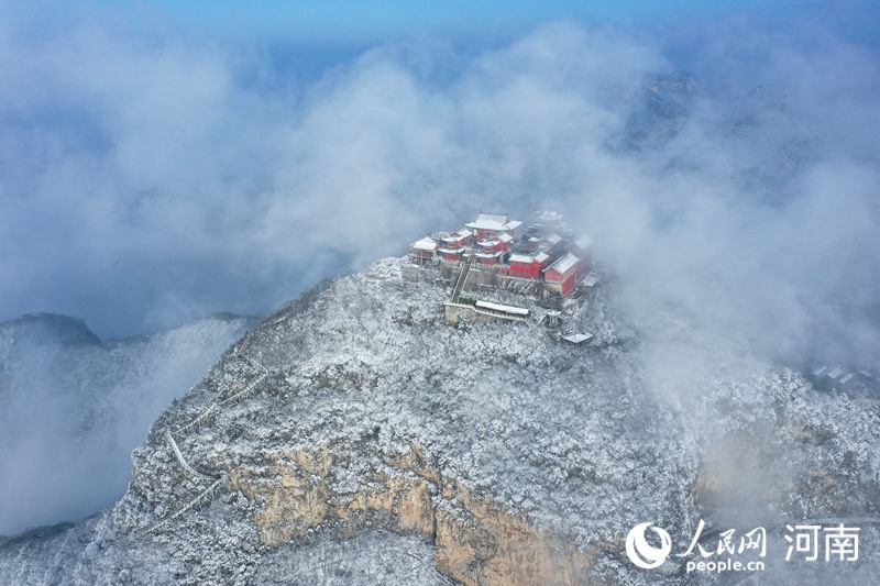 White snow turns Yuntai Mountain into fairyland